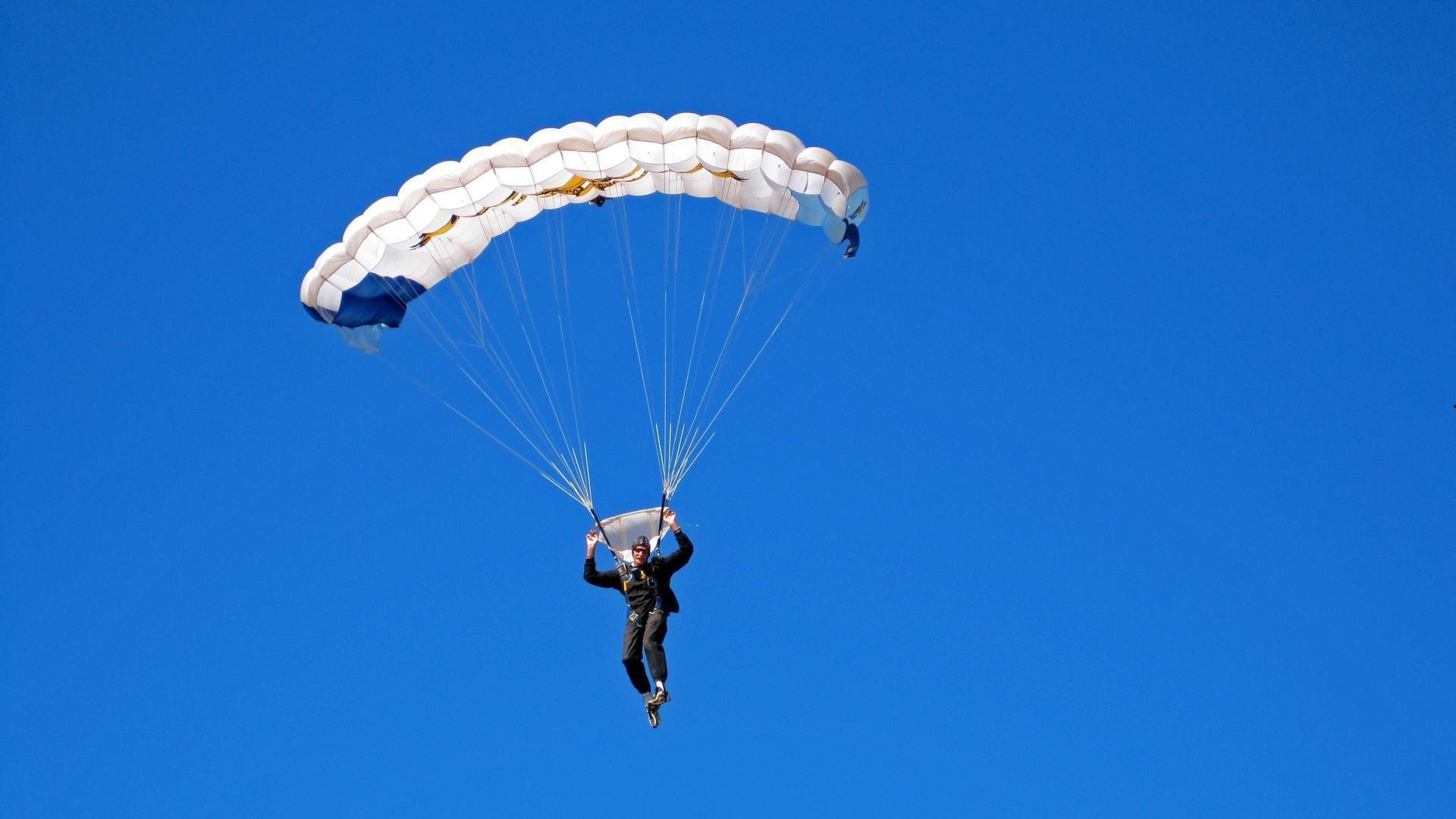 带小老弟一起飞！哈珀、贝利惊喜加盟字母哥新鞋海报，新生代与MVP的传承对话
