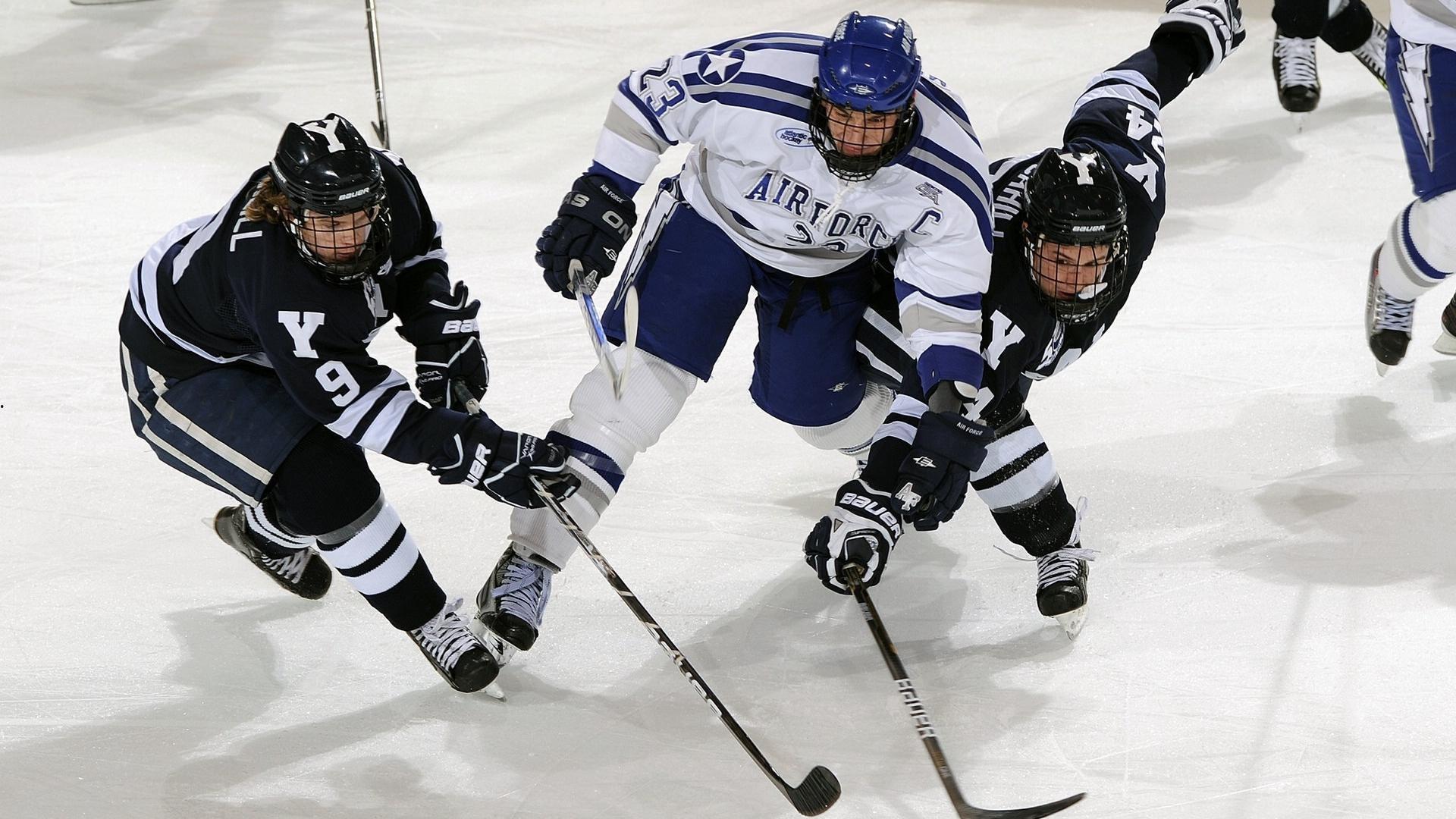 詹姆斯公开抨击联盟政策，夸梅-布朗称NBA捧成国王的应得下场